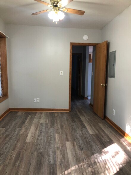 Building Photo - 102 Parade St