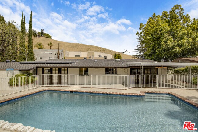 Building Photo - 4730 Cerrillos Dr