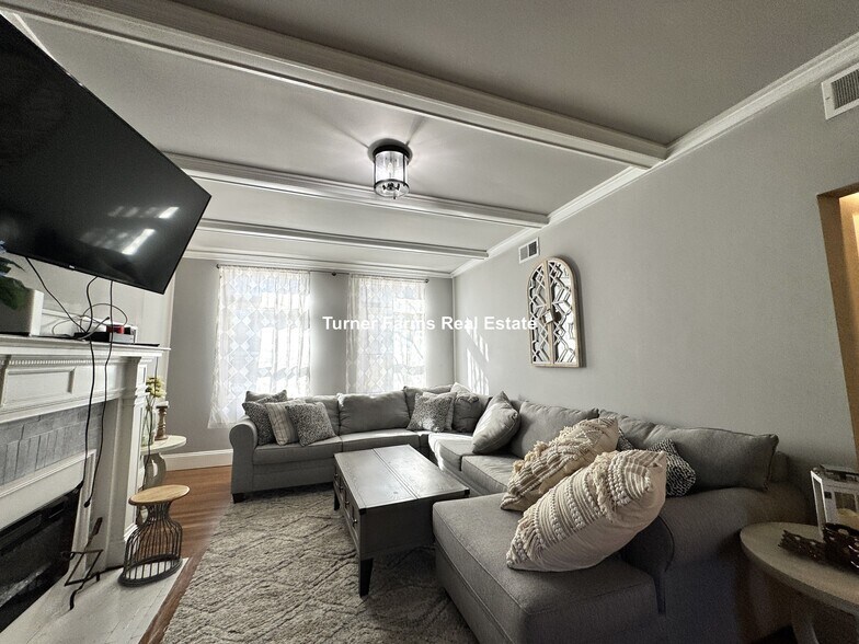 Building Photo - 179 Babcock St