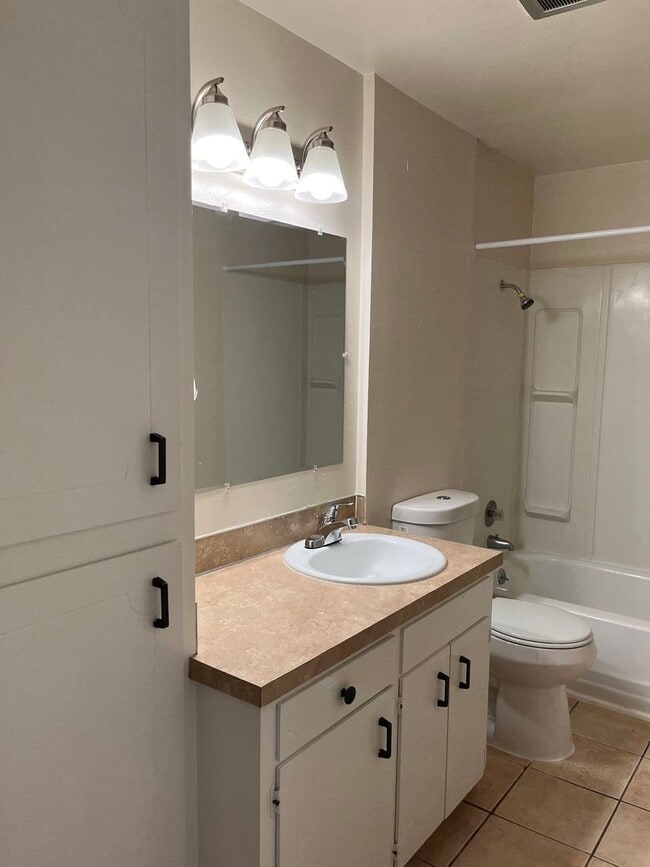 Building Photo - 1 Bed • 1 Bath Downstairs Unit