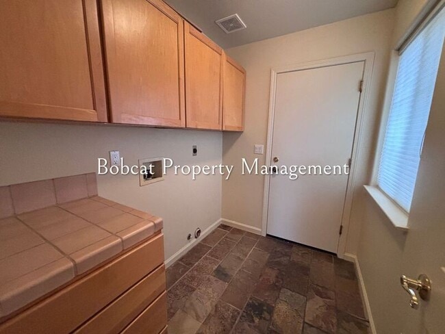 Building Photo - 1054 Camellia Ct