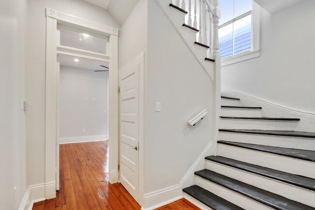 Building Photo - 3023 Banks- right