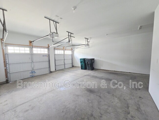 Building Photo - 554 Oakvale Ln