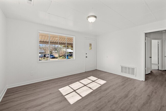 Building Photo - Newly Renovated 3 Bedroom 2 Bath Home Available Now! MOVE-IN SPECIAL: Get your FIRST MONTH'S rent...