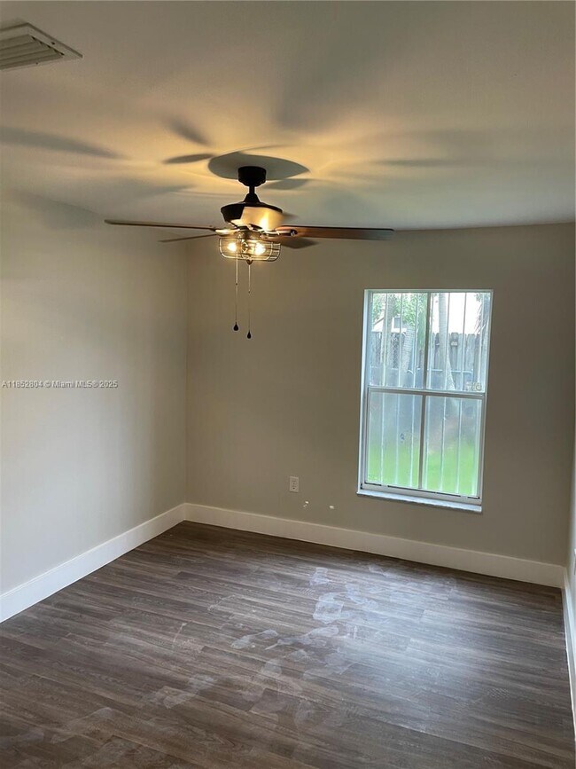 Building Photo - 880 NW 123rd Ct