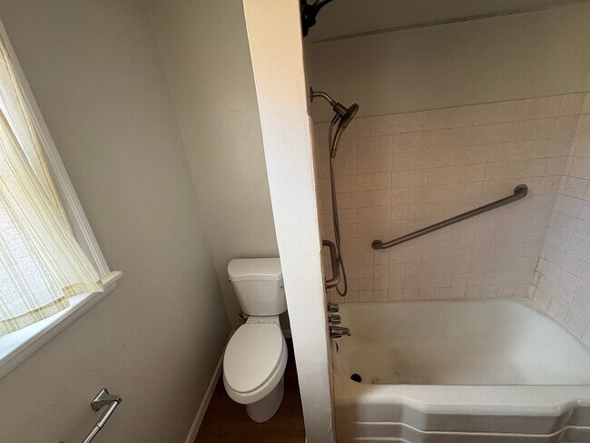 Building Photo - Charming Exeter Home Near Shopping Center ...