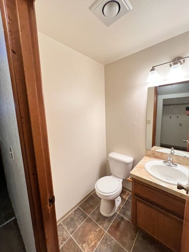 Building Photo - Oakbrook 2 Story 3 Bedroom home