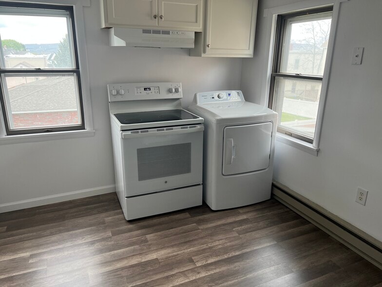 Building Photo - 132 S Apple St