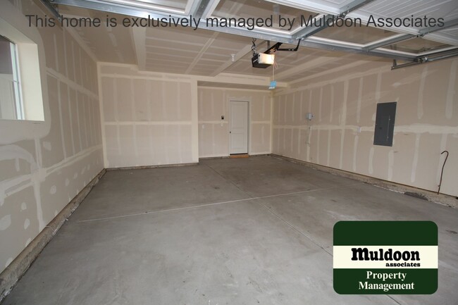 Building Photo - Like new 2-story Home!