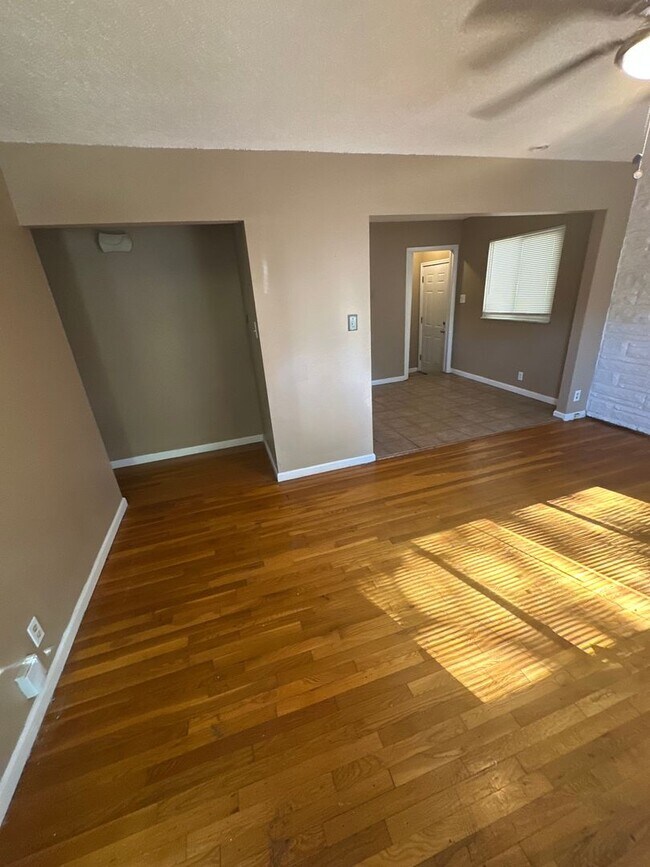 Building Photo - Great 3-bedroom w/ BONUS room in basement!...