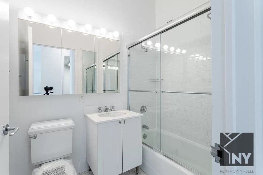 Building Photo - 2 Maiden Ln