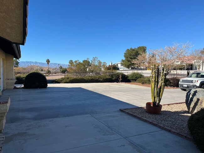 Building Photo - Home available in Desert Knolls!!