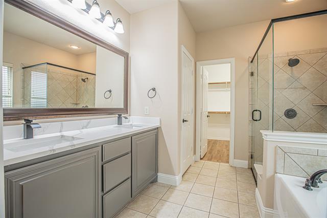 Building Photo - 728 Chatsworth Dr
