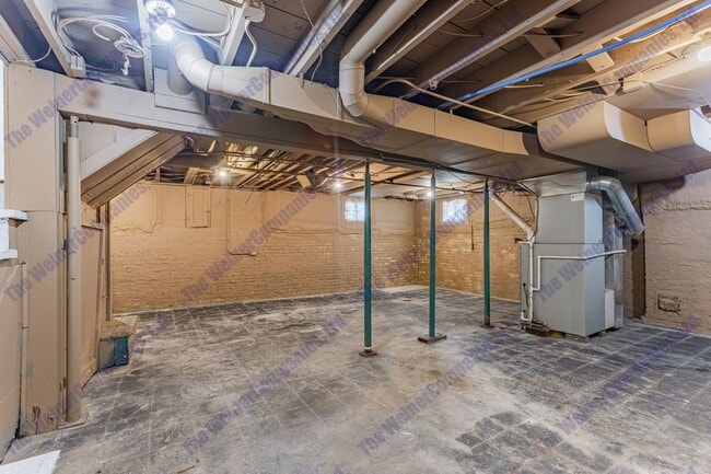 Building Photo - 606 W White St