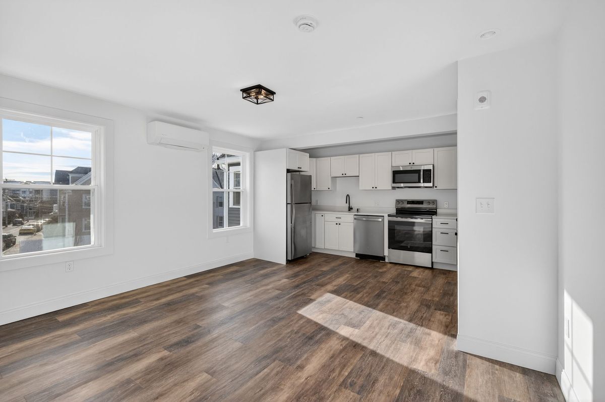 Building Photo - 371 Cabot St