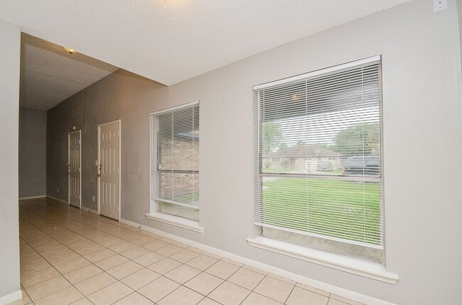 Building Photo - Property available in Old River Manor