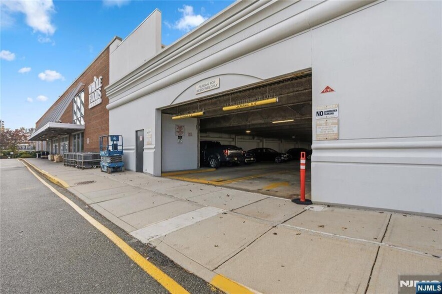 Building Photo - 905 River Rd