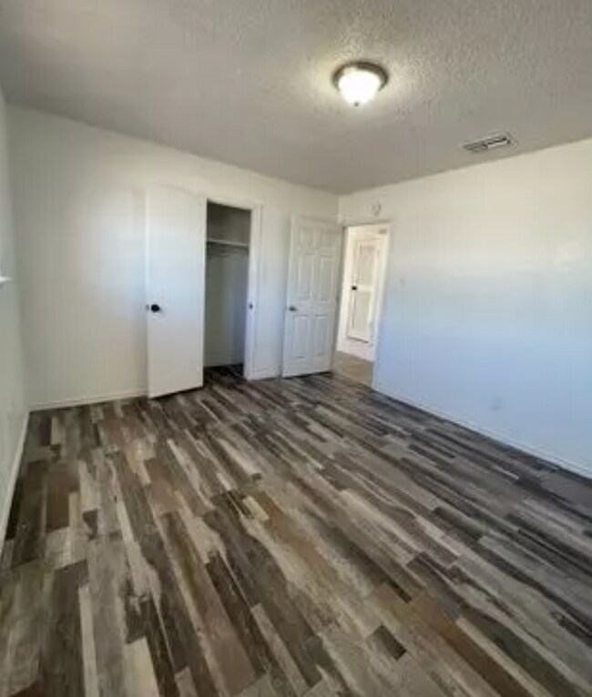 Building Photo - Centrally located 2BR/1BA | Updated | Water Included | $0 Application Fee | September Special