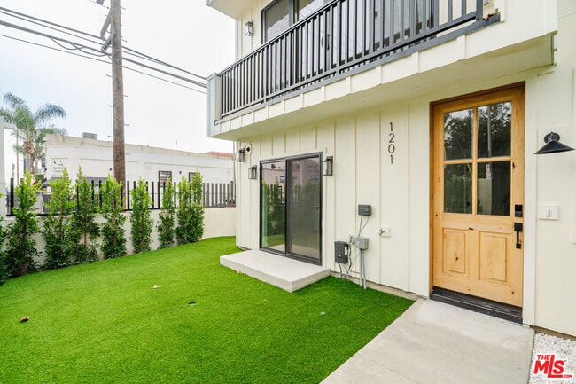 Building Photo - 1201 N McCadden Pl