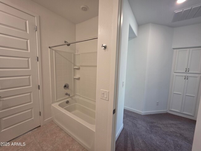 Building Photo - 319 Pinnacle Ridge Dr