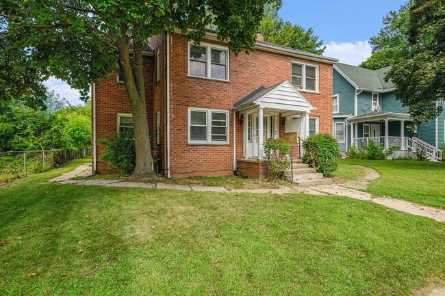 Building Photo - Spacious 1/BR Lower Level Unit- $799- Off ...