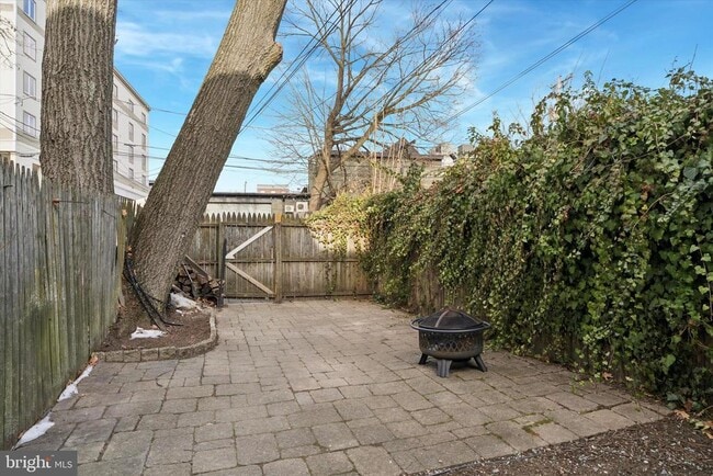 Building Photo - 135 E Miner St