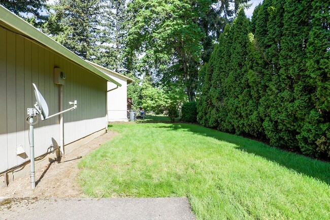 Building Photo - Three Bedroom Ranch with Large Yard!