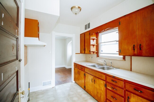 Building Photo - 3342 Jeannette Ave