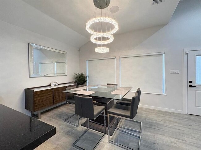 Building Photo - 303 Placido Dr