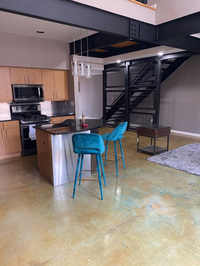 Building Photo - Contemporary 2 Bedroom, 2.5 Bath townhouse...