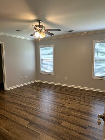 Building Photo - 267 Creek View Dr