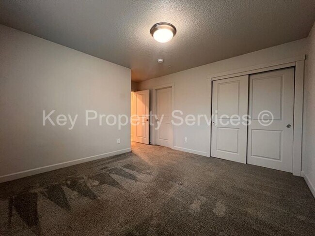 Building Photo - Woodland Townhome with Huge Tandem Garage