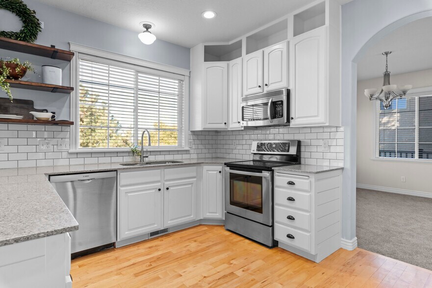 Kitchen - 1807 Skyline Dr