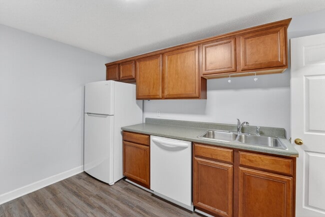 Building Photo - "Charming 1-Bedroom Haven in a Great Savannah Location!"