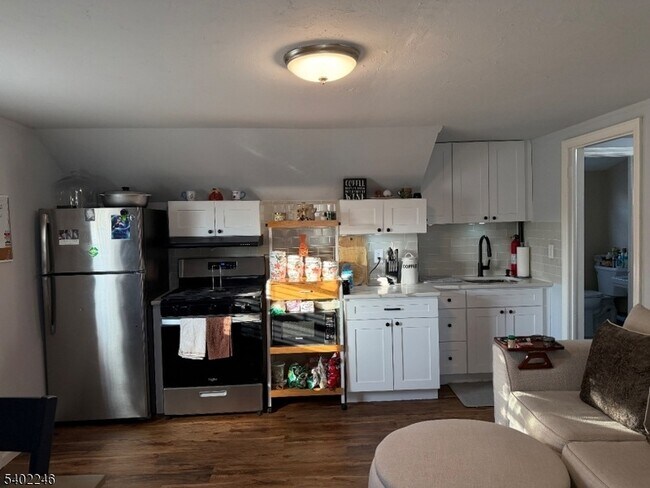 Building Photo - 8 Rowe Pl