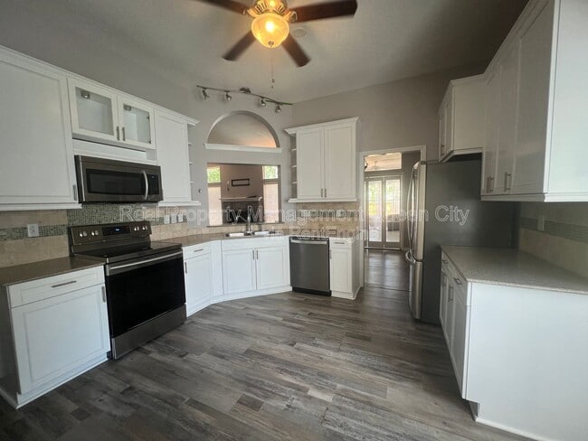 Building Photo - 3910 Armitage Dr
