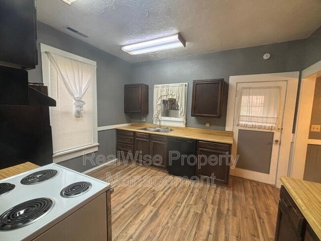 Building Photo - 212 SE Mosher Ave