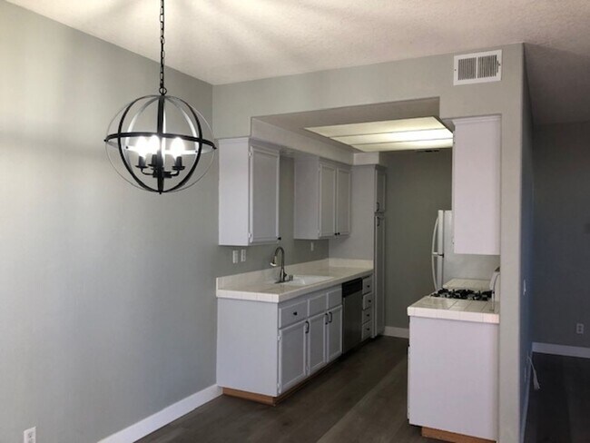 Building Photo - Beautiful 3 bedroom 2 bath Townhome across...