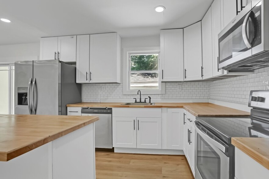 Building Photo - 636 W 48th St