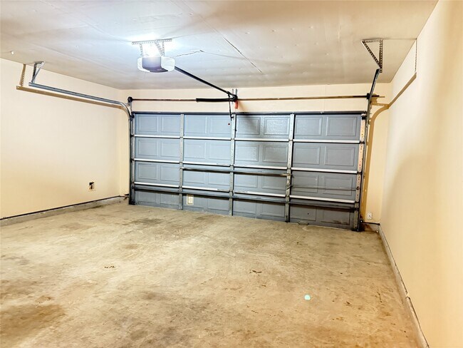 Building Photo - 12811 Mills Breeze Dr