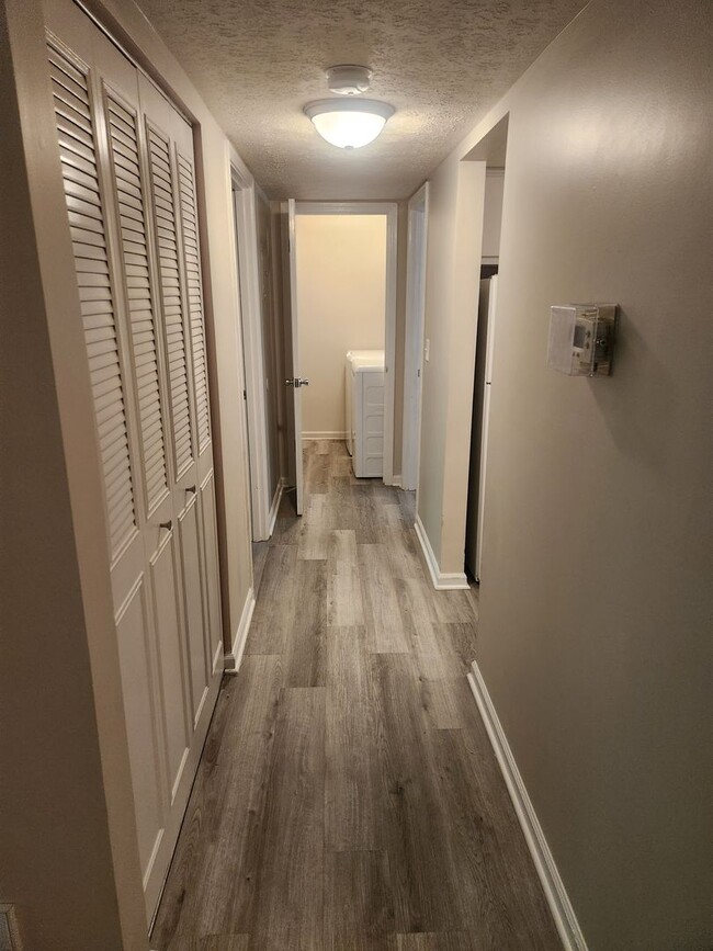 Building Photo - Lovely 1 bedroom 1 bath 2nd floor condo wi...