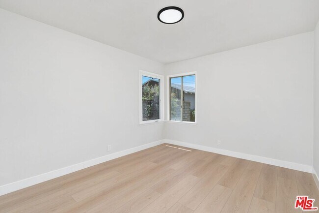 Building Photo - 14348 Collins St
