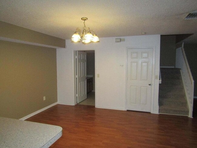 Building Photo - 2212 White Pine Cir