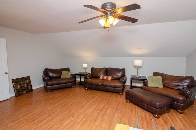 Building Photo - Stunning remodeled home in Franklin with a garage