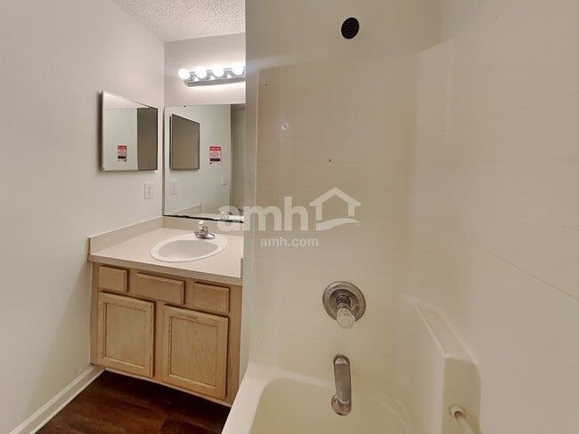 Building Photo - 2661 Fox Creek Dr E