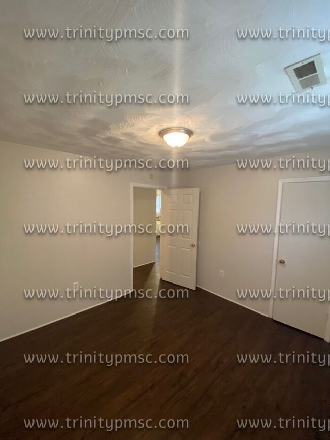 Building Photo - Freshly painted! Available now!