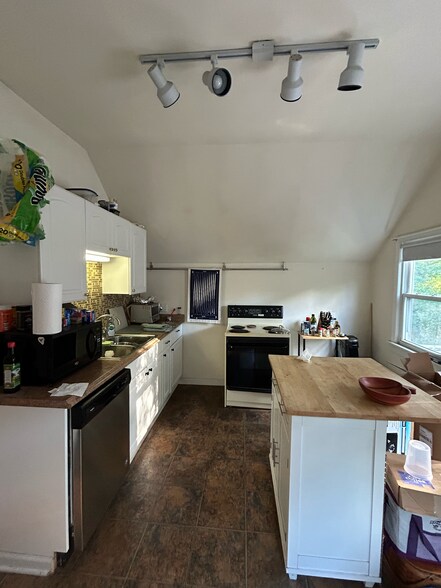 Kitchen - 2207 Grandview Ave