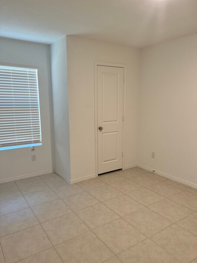 Building Photo - 2649 Kingsman Dr