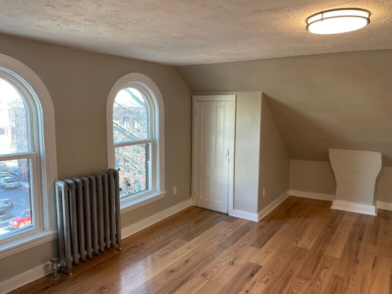 Building Photo - 24 Crown St