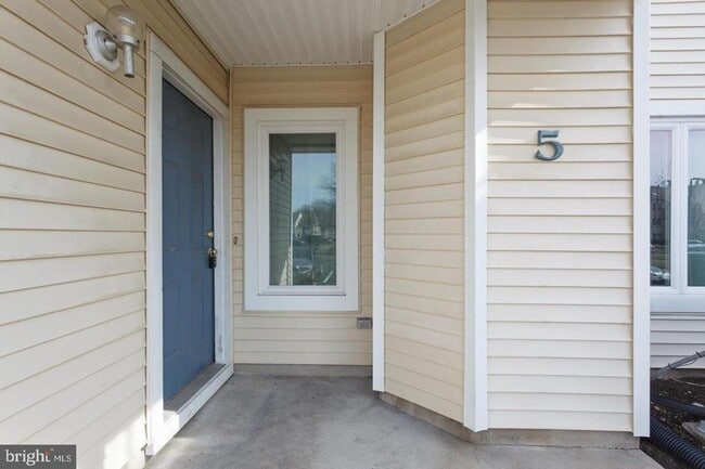 Building Photo - Crestwood 2 bed Condo Available September 1